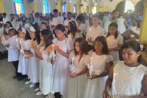42 estudiantes reciben los sacramentos de Bautismo y Primera Comunión