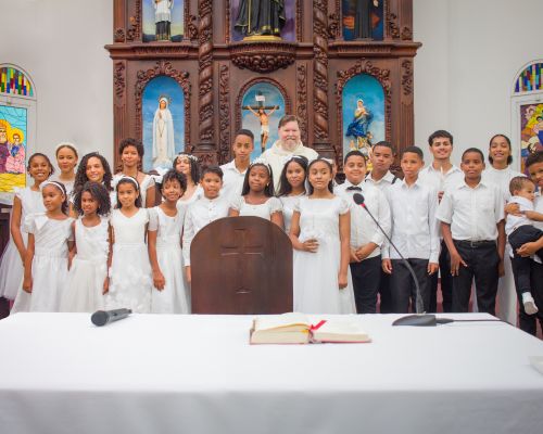 Estudiantes del IPL reciben los sacramentos del Bautismo y Primera Comunión