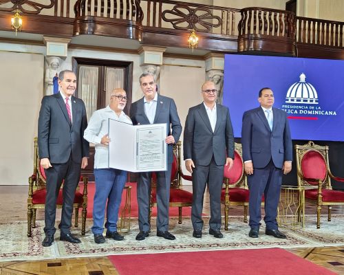 IEESL recibe certificado de evaluación quinquenal de manos de presidente Abinader