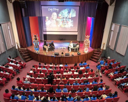 El Instituto Politécnico Loyola celebra panel y exposición de arte reciclado en conmemoración del Día Mundial del Reciclaje